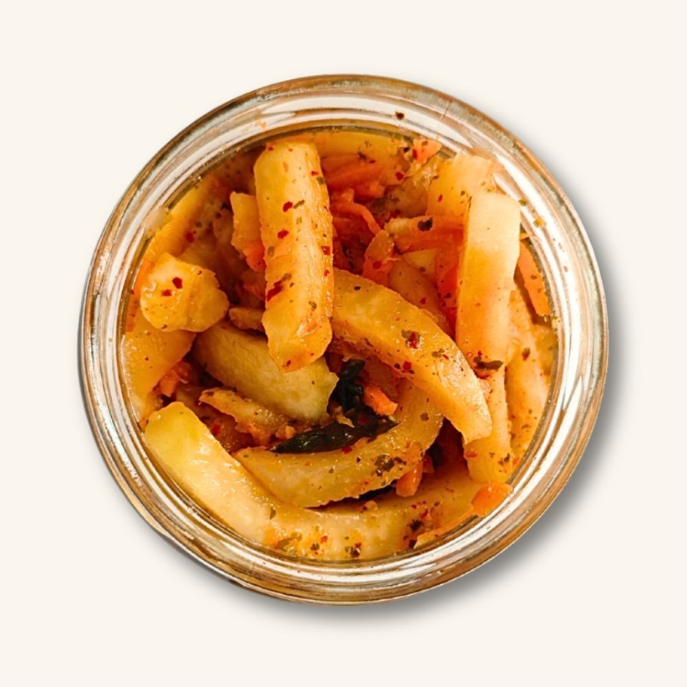 Kaliaropių kimchi, kuriam ypatingą ir itin gilų skonį suteikia wakame jūros dumbliai. Juros dumbliai be savo skoninių savybių ta